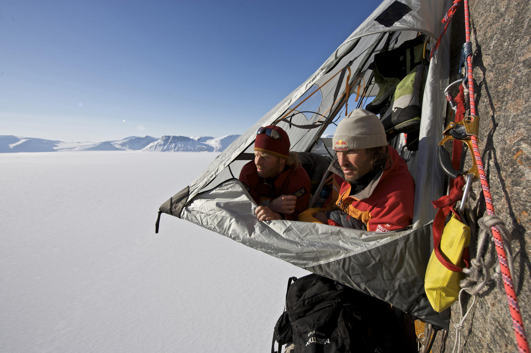 Kanada, Baffin Island, Buchan Gulf, The Bastions, Robert Jasper und Stefan Glowacz bewundern am Morgen die Aussicht ueber den Buchan Gulf. 12.05.2008. Digital Photo; Copyright: Klaus Fengler.